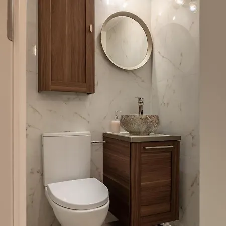 Newly Renovated Flat In Historic Center 부쿠레슈티
