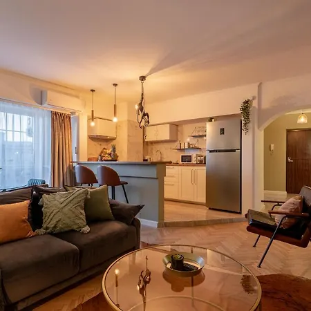 Newly Renovated Flat In Historic Center 부쿠레슈티