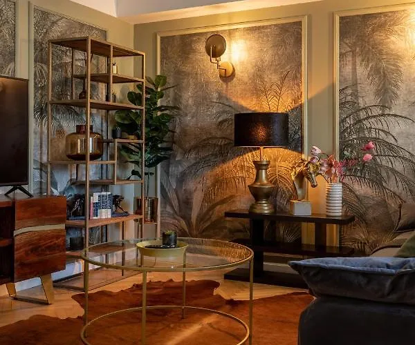 Newly Renovated Flat In Historic Center בית נופש